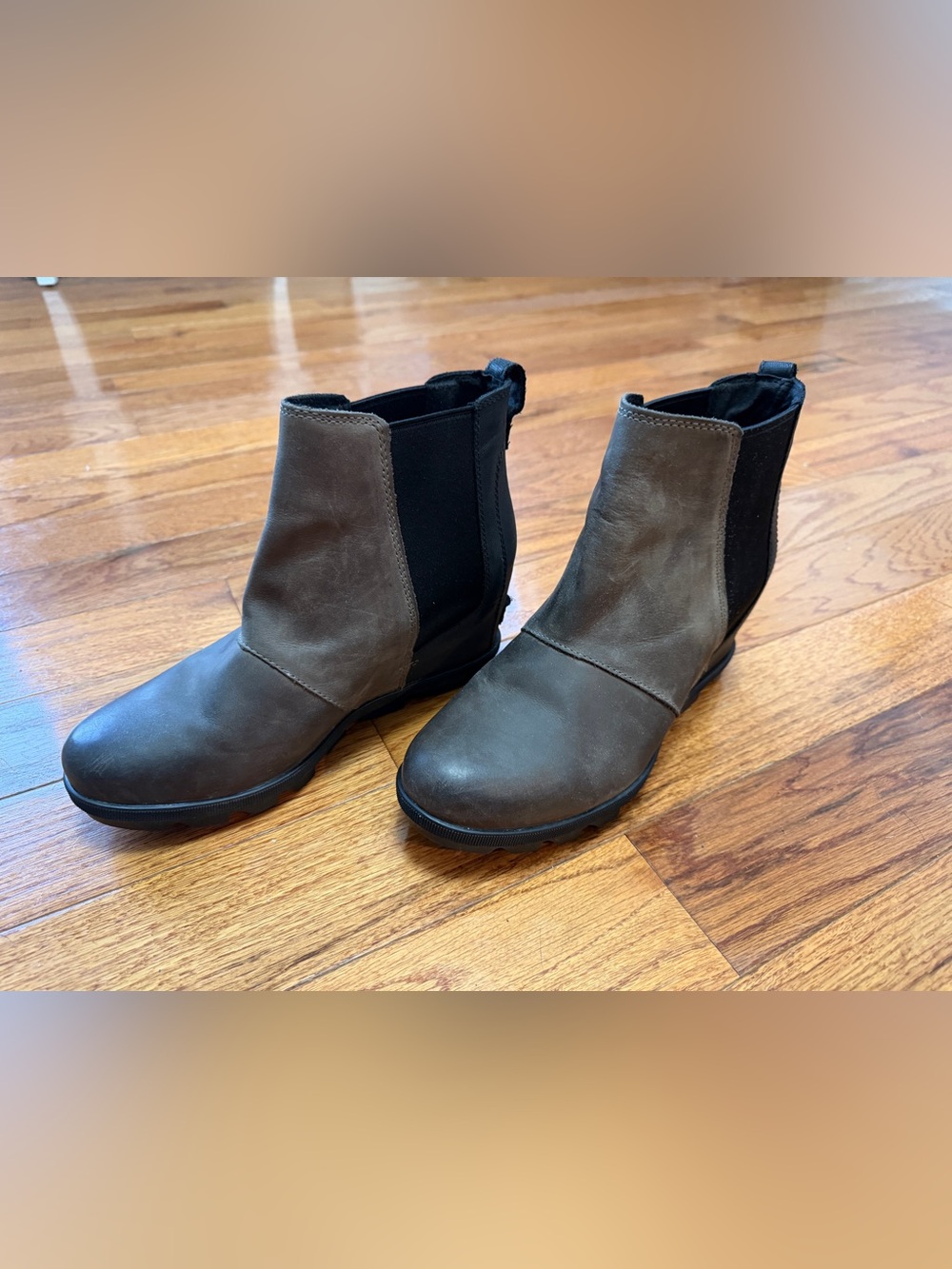 SOREL Joan of Arctic Wedge II Chelsea Boot Gray Brown Leather Size 9.5